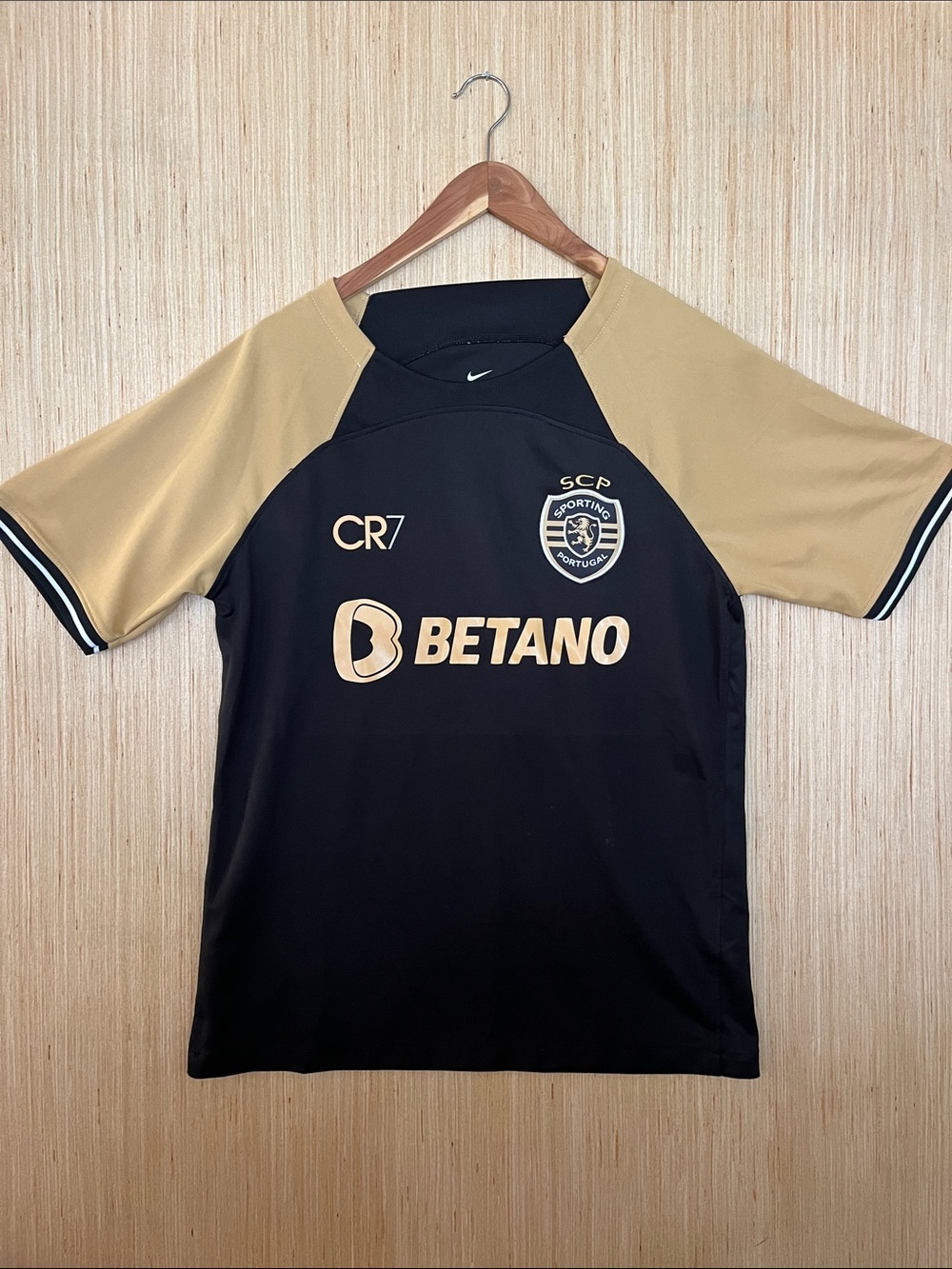 Sporting Lisbon 2023/2024 Nike Soccer Jersey in Black and Gold - Size M
